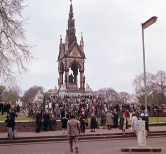 Baha'is in front of Albert Memorial