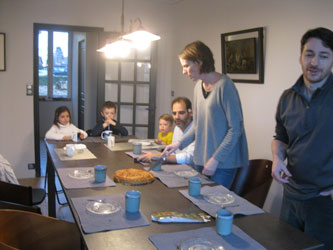 Agnès cuts the cake
