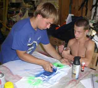 Jérémie and friend stencil t-shirts