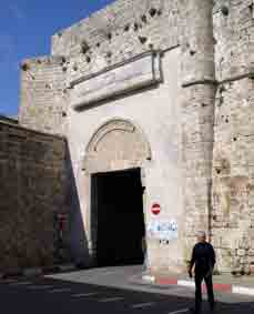 Land Gate, Akka
