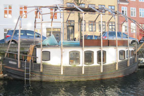 houseboat