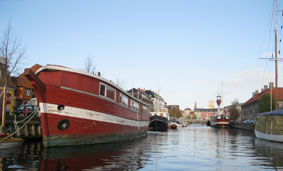 houseboat